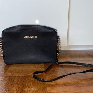 BLACK AND GOLD MICHEAL KORS CROSSBODY